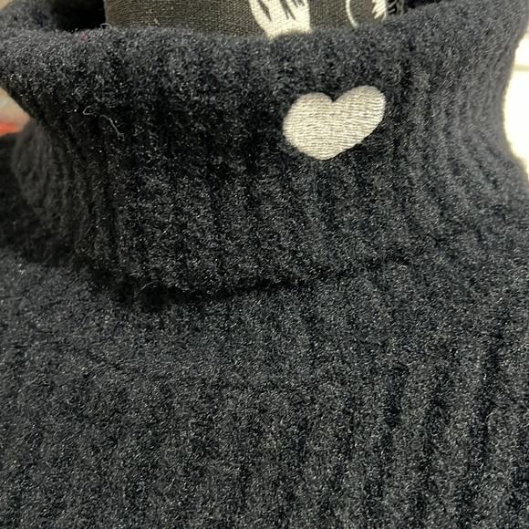BROADWAY 38 heart turtleneck sweater - Picture 3 of 10